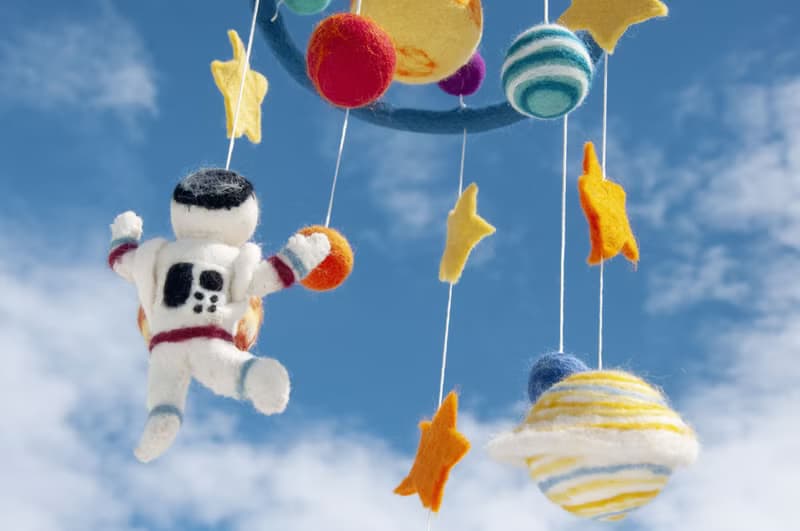 彌月禮物 手工羊毛氈吊飾/Boho嬰兒床吊飾/童房掛飾-宇宙太空人