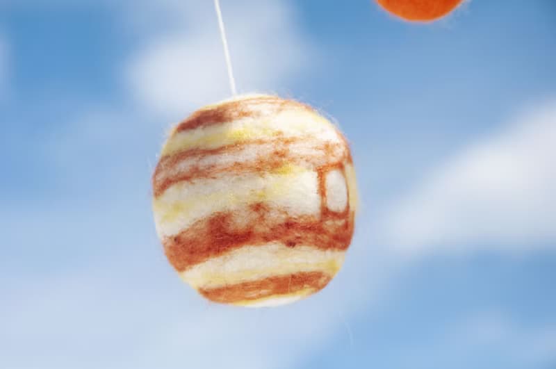 彌月禮物 手工羊毛氈吊飾/Boho嬰兒床吊飾/童房掛飾-宇宙太空人