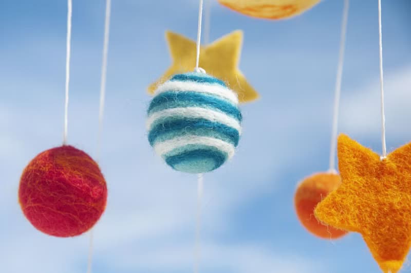 彌月禮物 手工羊毛氈吊飾/Boho嬰兒床吊飾/童房掛飾-宇宙太空人