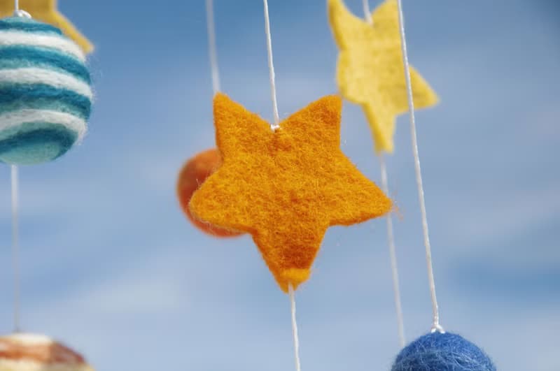 彌月禮物 手工羊毛氈吊飾/Boho嬰兒床吊飾/童房掛飾-宇宙太空人