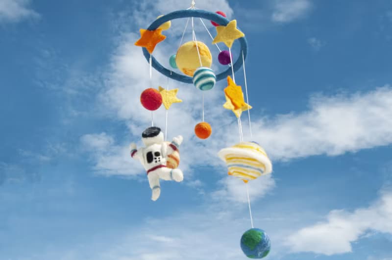 彌月禮物 手工羊毛氈吊飾/Boho嬰兒床吊飾/童房掛飾-宇宙太空人