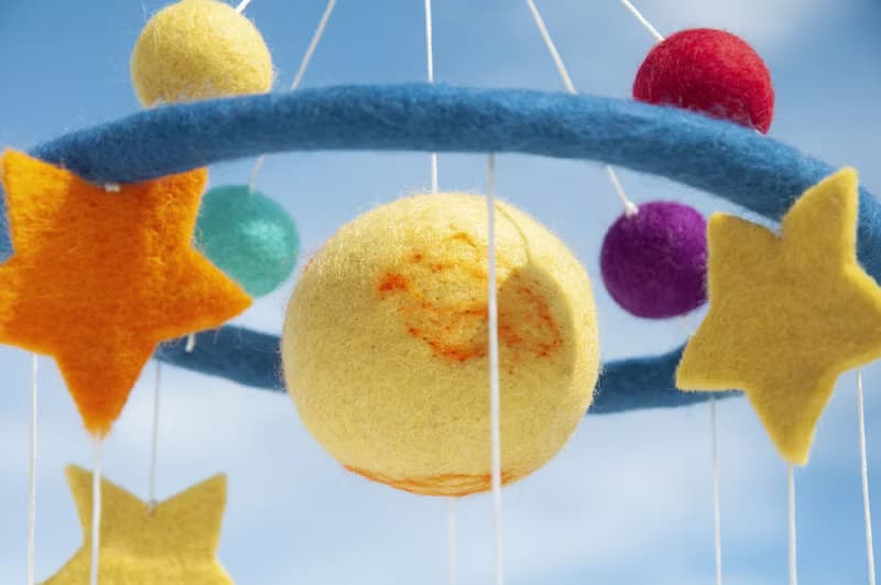 彌月禮物 手工羊毛氈吊飾/Boho嬰兒床吊飾/童房掛飾-宇宙太空人