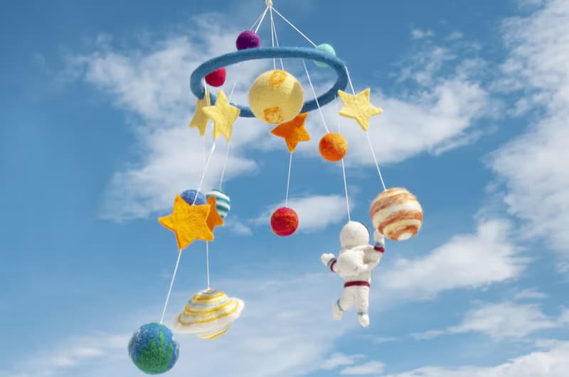 彌月禮物 手工羊毛氈吊飾/Boho嬰兒床吊飾/童房掛飾-宇宙太空人