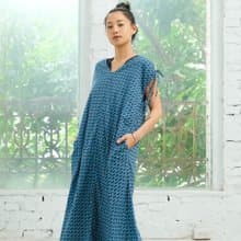 OMAKE V領後開衩肩線抽繩洋裝 /巴里紗 蓋染藍風車