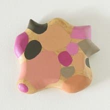 抽象的な手描きの木製ポケットミラー（ピンクとグレー）が成長します