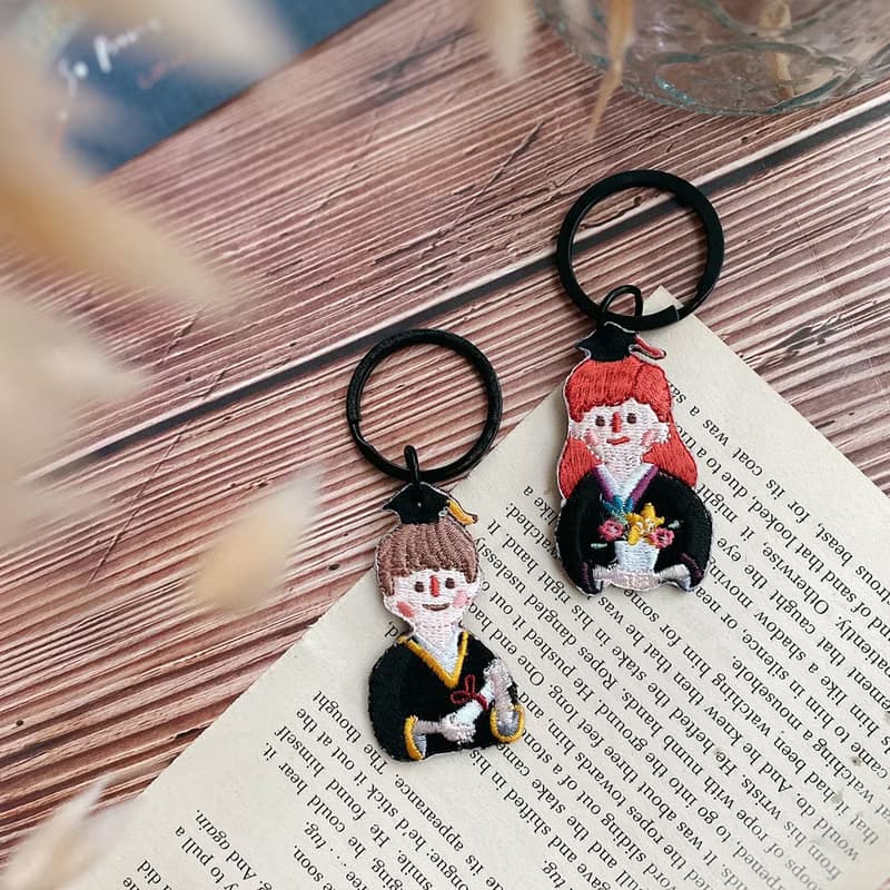 【畢業禮物】 畢業刺繡吊飾