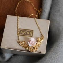 古董Avon 1987 原裝盒 金色古典珍珠蕾絲雕花立體玫瑰花陶瓷項鍊