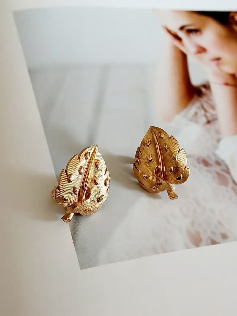vintage jewelry 古董Trifari 金色拋光紋理葉子夾式耳環