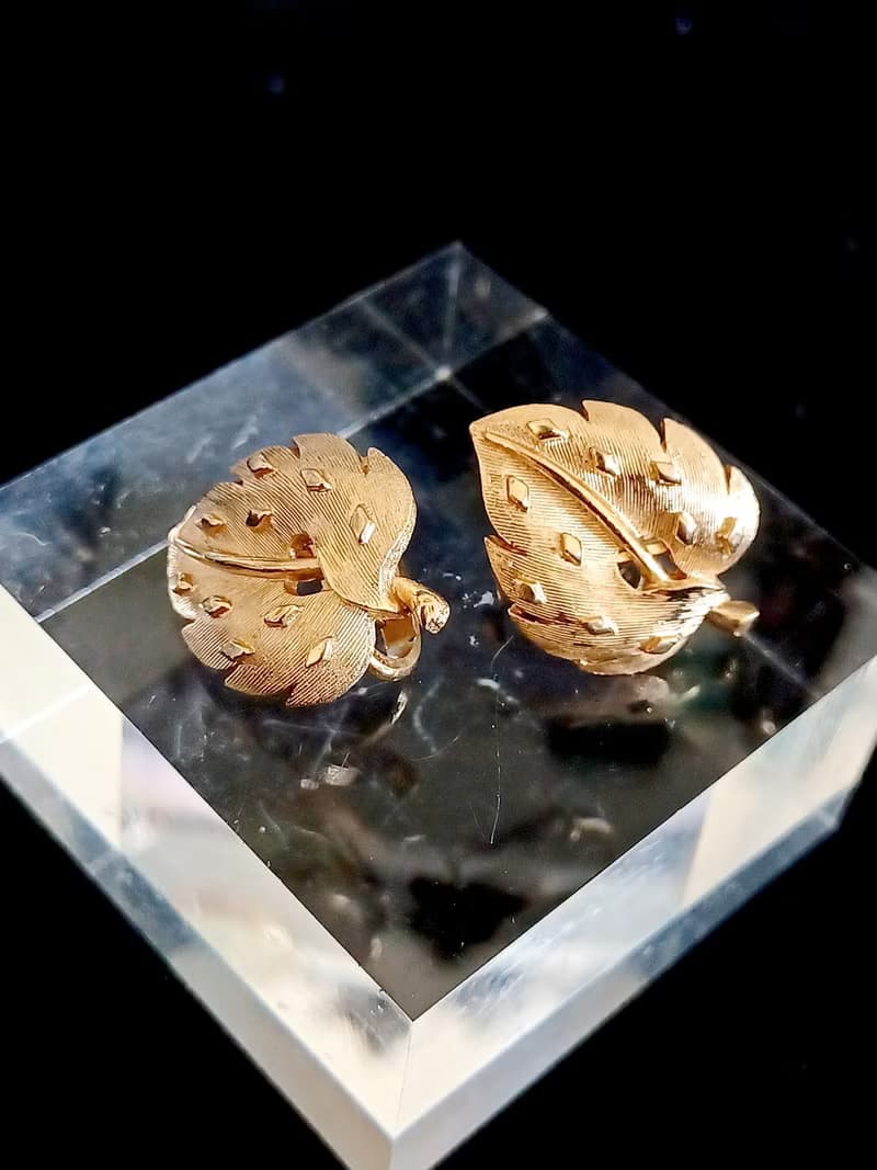 vintage jewelry 古董Trifari 金色拋光紋理葉子夾式耳環