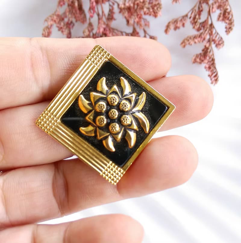 【西洋古董飾品】 黑底金色調 精巧 雪絨花 圍巾夾 絲巾扣 絲巾夾