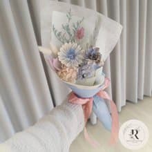 蘿莎花兒 漸層藍非洲菊索拉花 畢業小花束