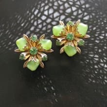 【西洋古董飾品 】清麗感 淡綠 立體放射花形 萊茵 夾式耳環