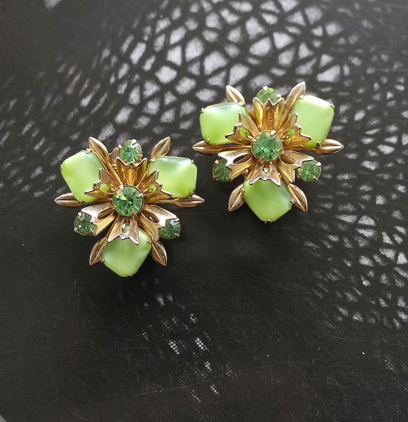 【西洋古董飾品 】清麗感 淡綠 立體放射花形 萊茵 夾式耳環