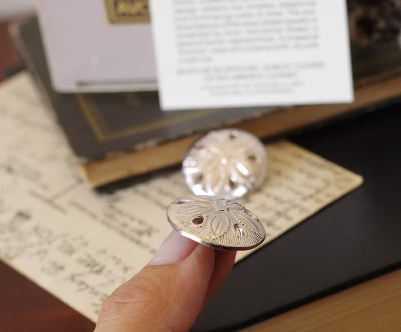 老又好古董珠寶AVON Vintage銀色雕花夾式耳環C920