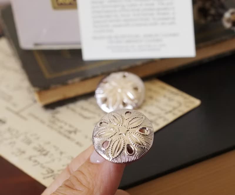 老又好古董珠寶AVON Vintage銀色雕花夾式耳環C920