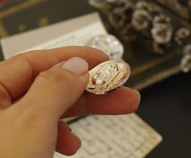 老又好古董珠寶AVON Vintage銀色雕花夾式耳環C920