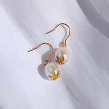 日本製　つぼみパールのピアス・イヤリング ‐パールに彫刻と金粉をほどこしたジュエリー‐ ご褒美 ギフト