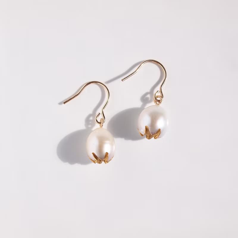日本製　つぼみパールのピアス・イヤリング ‐パールに彫刻と金粉をほどこしたジュエリー‐ ご褒美 ギフト