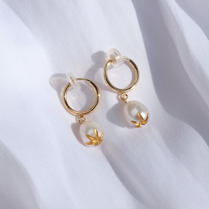 日本製　つぼみパールのピアス・イヤリング ‐パールに彫刻と金粉をほどこしたジュエリー‐ ご褒美 ギフト