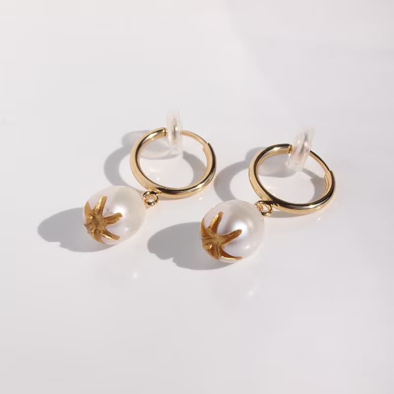 日本製　つぼみパールのピアス・イヤリング ‐パールに彫刻と金粉をほどこしたジュエリー‐ ご褒美 ギフト