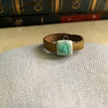 戒指 日本白瓷 自然釉色 無限看不膩色調 真皮革 字母系列