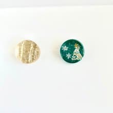 クリスマスツリーとラメゴールドのピアス　イヤリング　グリーン