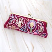 ビーズ刺繍のがま口眼鏡ケース ペンケース No.15 ビビッドピンク ウール素材 アートなギフトに最適 一点もの 手刺繍 軽量ハンドメイド  おしゃれで便利