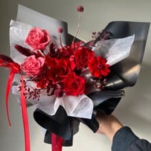 經典火紅飄逸感永生玫瑰花束。表演獻花。情人節生日告白求婚花束