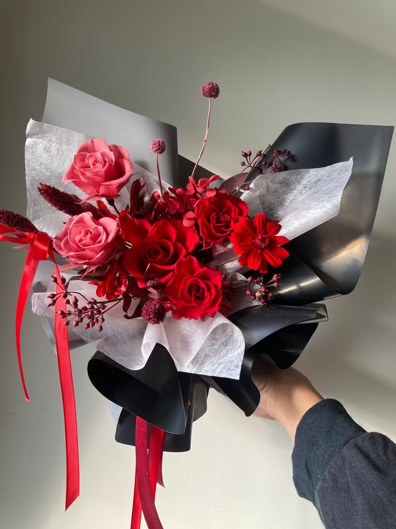 經典火紅飄逸感永生玫瑰花束。表演獻花。情人節生日告白求婚花束