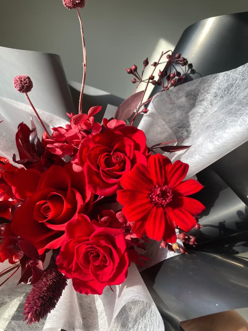 經典火紅飄逸感永生玫瑰花束。表演獻花。情人節生日告白求婚花束