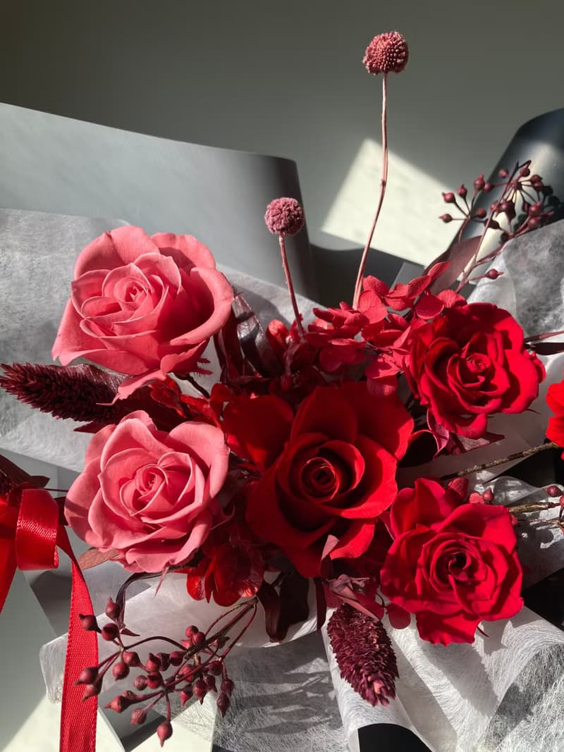 經典火紅飄逸感永生玫瑰花束。表演獻花。情人節生日告白求婚花束