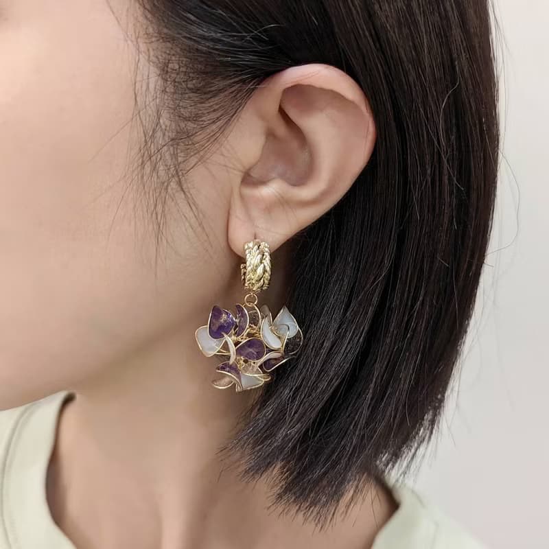 1KM備受寵愛•混色樹脂花球耳環