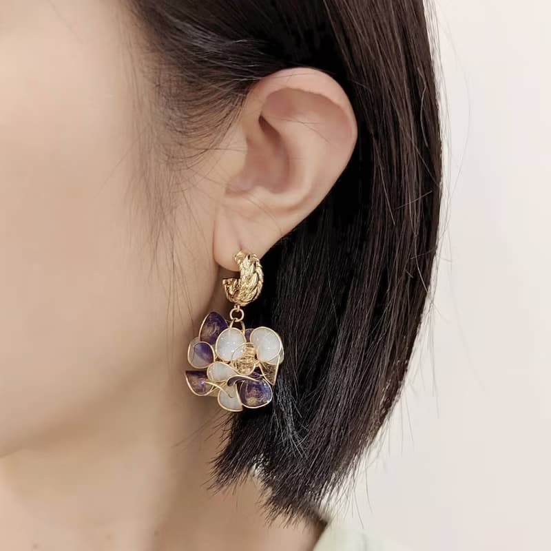 1KM備受寵愛•混色樹脂花球耳環