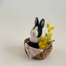手のひらサイズの羊毛フェルトうさぎと手編みのかご　ダッチブラック　ミモザに囲まれた小さな幸せ