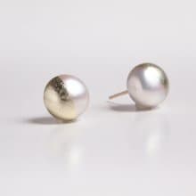 金箔パールのスタッドピアス・イヤリング　champagne gold and white 10mm
