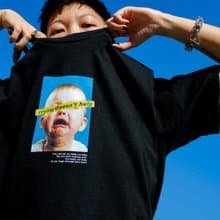 黑色 Crybaby Print Tee | 移民禮物 香港設計 短袖 T