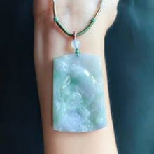 春彩 天然緬甸玉 翡翠 綠底帶紫翡 如魚得水 玉質細膩 吊墜 項鍊