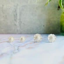 925純銀 / 霧白可愛 • 重瓣雛菊耳針