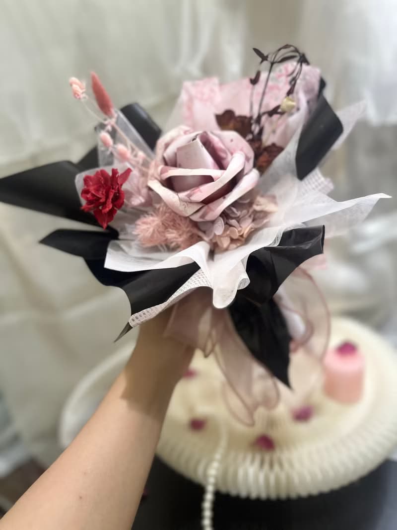 【蕓椛閣花藝手作】黑粉有錢花束