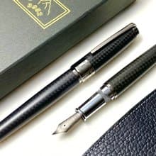 3952老山羊-X800 霧面碳纖維 專利磁吸式 書法鈦尖鋼筆