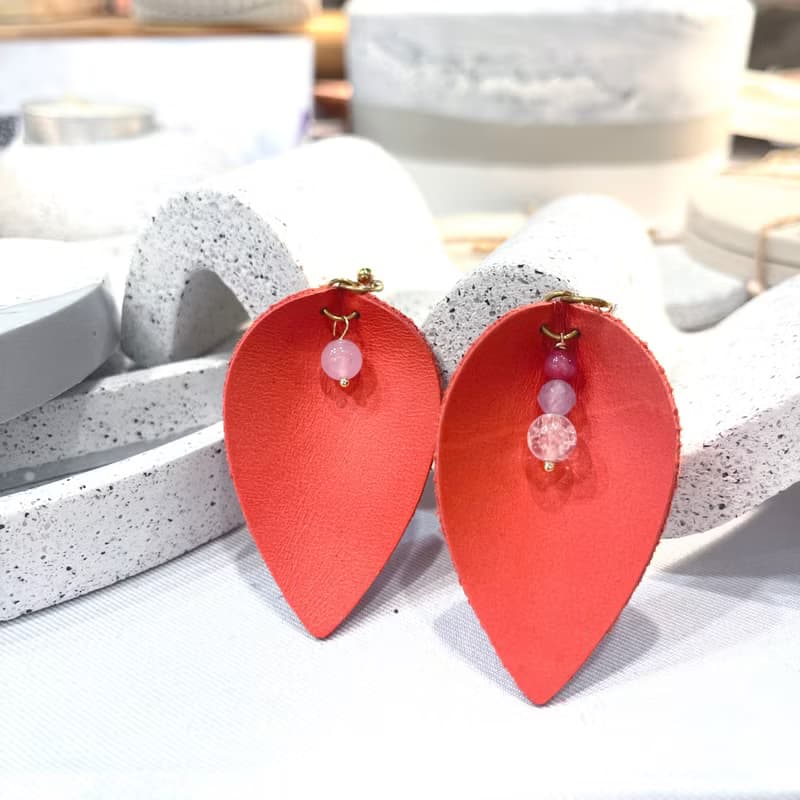 真皮耳環 梓葉呢喃牛皮水晶耳環 - 俏麗紅  聖誕節 生日石 耳飾