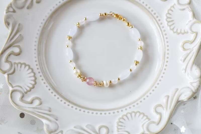 至愛。草莓晶 淡水珍珠 粉晶 巴山玉 14K包金 天然石水晶 手鍊