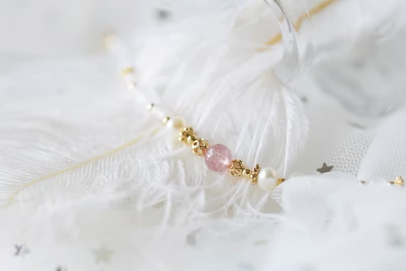 至愛。草莓晶 淡水珍珠 粉晶 巴山玉 14K包金 天然石水晶 手鍊