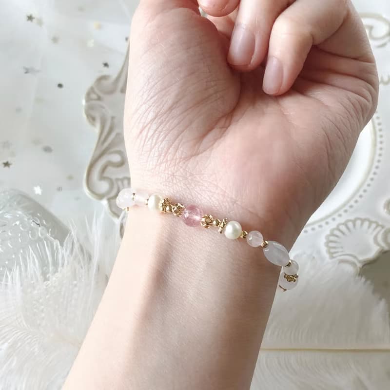 至愛。草莓晶 淡水珍珠 粉晶 巴山玉 14K包金 天然石水晶 手鍊