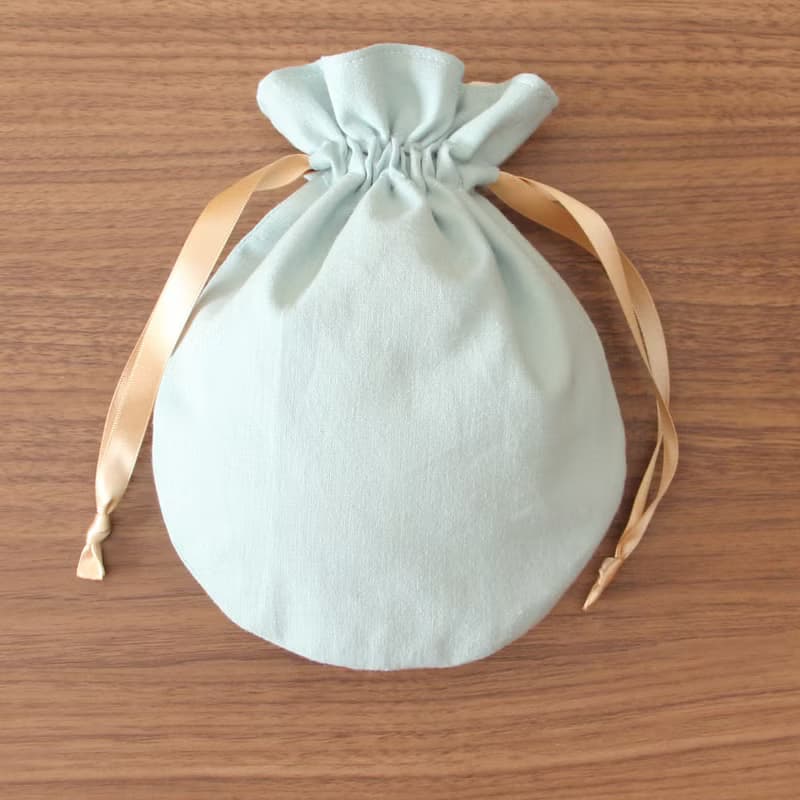 巾着ポーチ　手刺繍のミニブーケ　ペールブルー