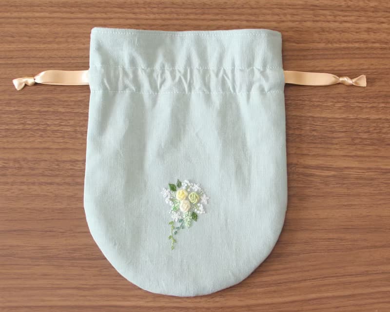 巾着ポーチ　手刺繍のミニブーケ　ペールブルー