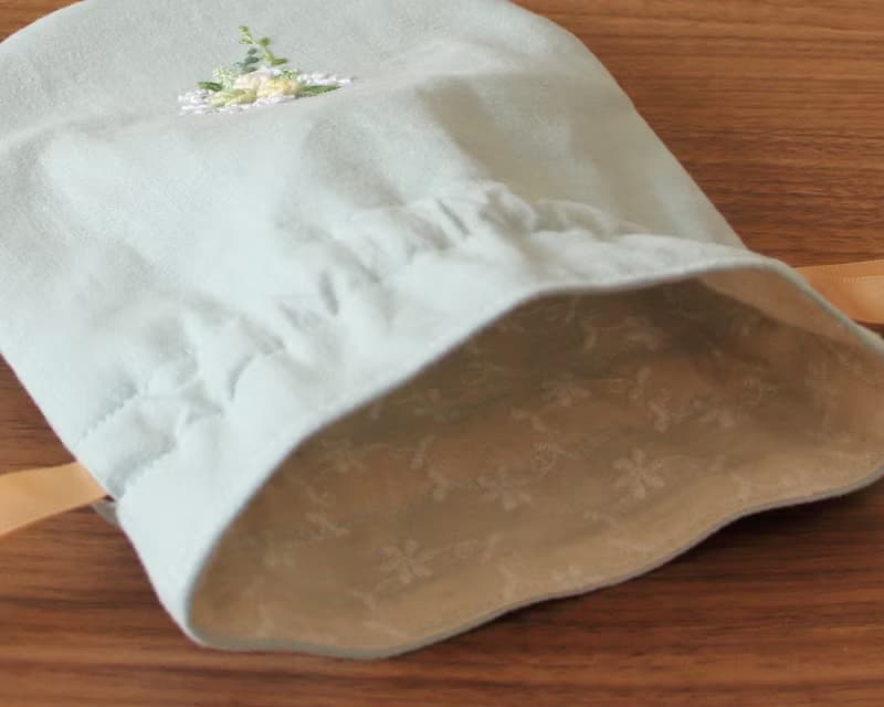巾着ポーチ　手刺繍のミニブーケ　ペールブルー