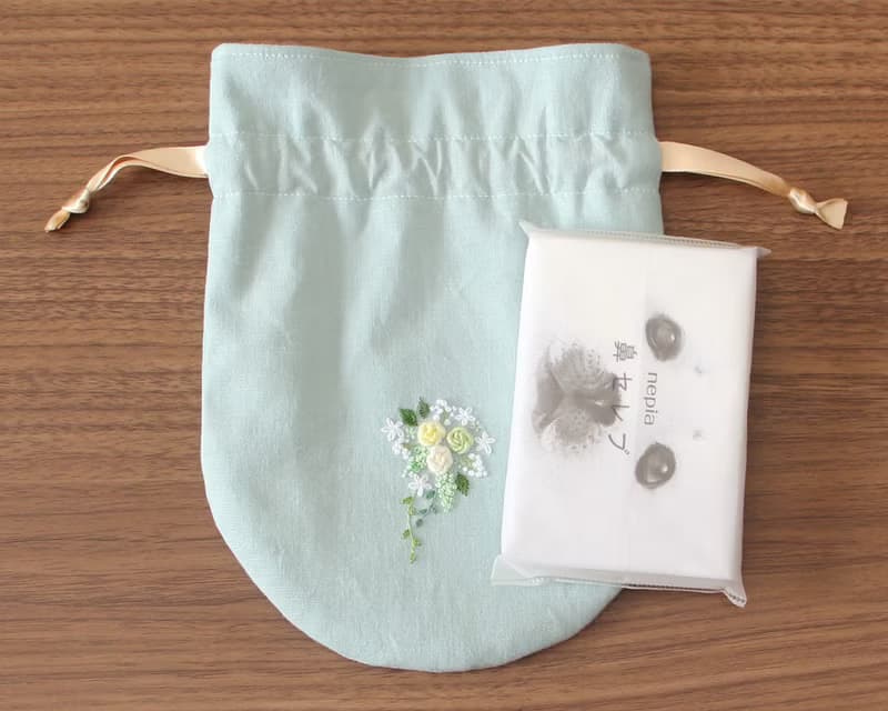 巾着ポーチ　手刺繍のミニブーケ　ペールブルー