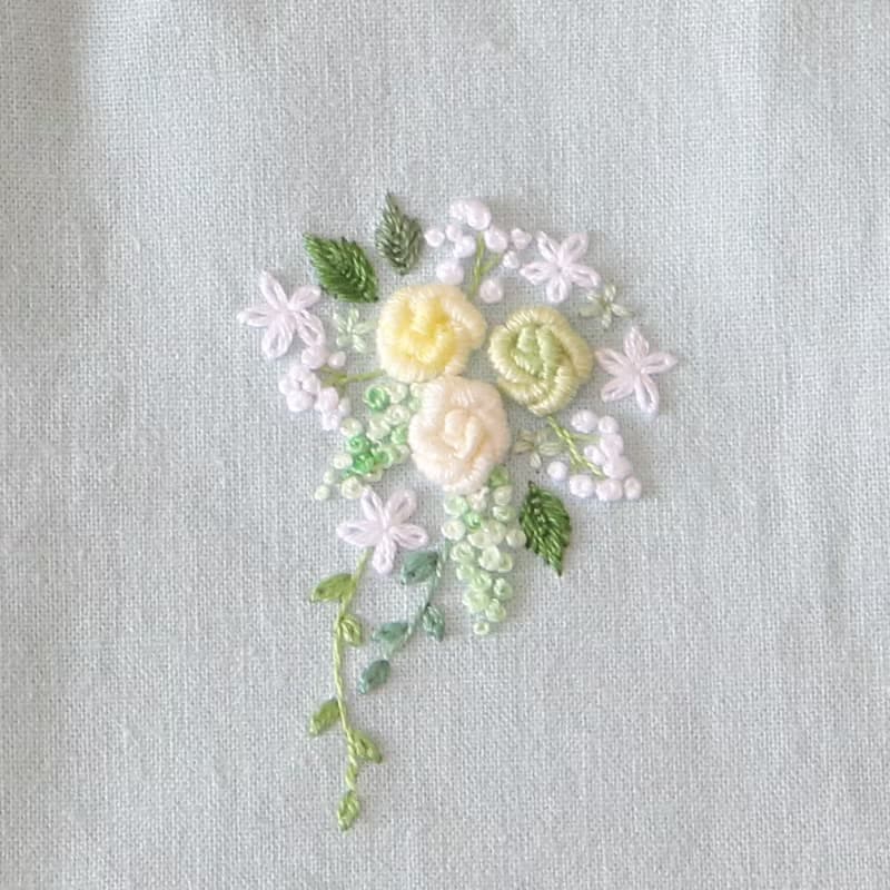 巾着ポーチ　手刺繍のミニブーケ　ペールブルー