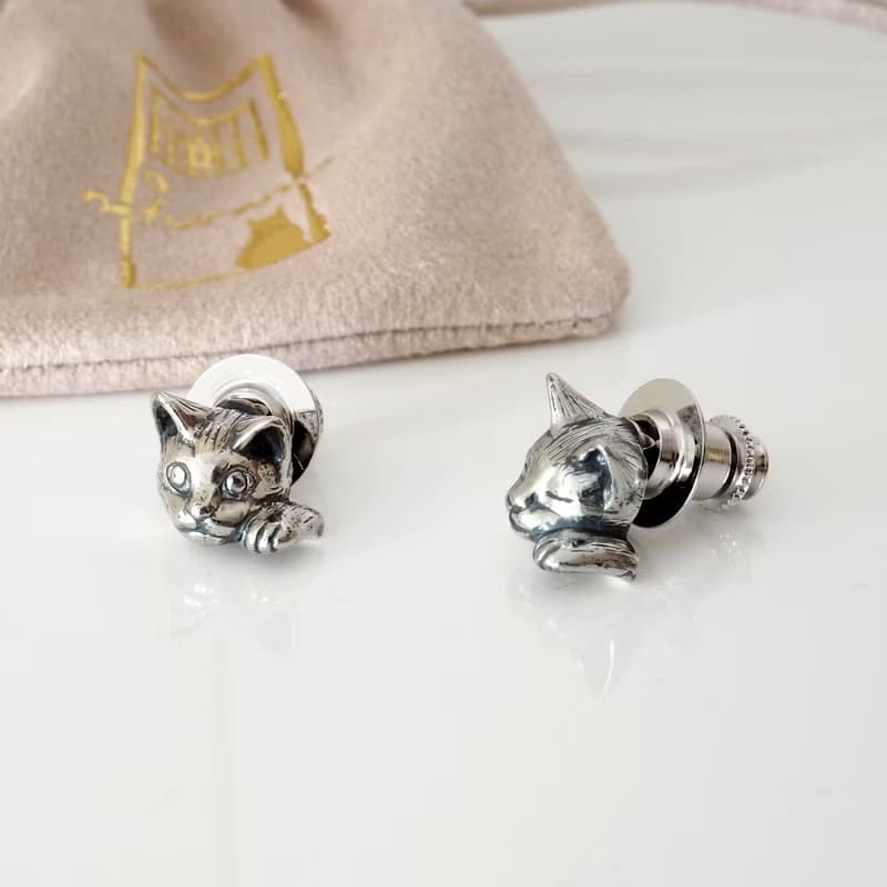 招き猫ピンブローチ　ピクシー